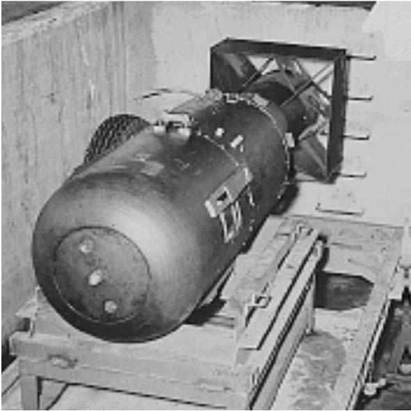Küçük çocuk(little-boy) - 64 kg 235 U, 15 kilotonluk patlayıcı kuvvet sağlar. Bu miktar 15 kiloton TNT ye karşılık gelir(~ 63 TJ).
