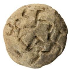 Höyükte Orta Tunç Çağı na ait Hitit İmparatorluk Çağı na tarihlendirilen IV. tabakada taştan yapılmış kuyu içinde Gamalı Haç (Swastika) motifli pişmiş toprak damga mühür ele geçirilmiştir 33.