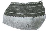 Tabakasında E-1 alanındaki yapıda Karaz tipi çanak çömleği içinde ele geçirilmiş İTÇ III dönemine tarihlendirilen, boyalı kap parçasının üzerinde Gamalı Haç (Swastika) motifi görülmektedir (Koşay,