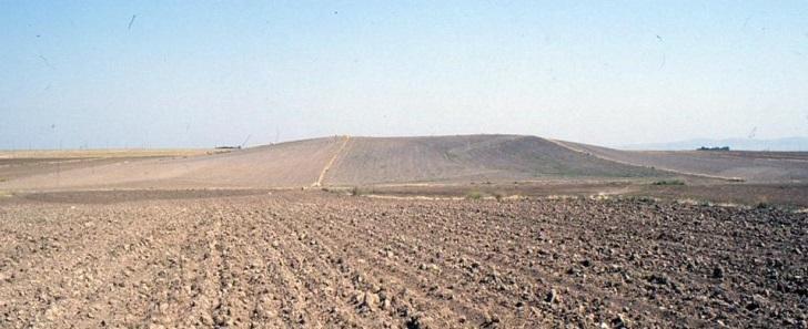 Resim 9: Küllüoba yerleşmesi genel görünümü. Höyük ilk defa T. Efe nin Eskişehir illerinde gerçekleştirdiği yüzey araştırması kapsamında 1993 yılında keşfedilmiştir.