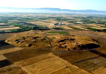 Höyüğün etrafında yapılan yüzey araştırmasında toplanan malzemeden yoğunlukla İlk Tunç Çağı nda ve MÖ 2000 li yıllarda yoğun bir şekilde iskân edilmiş olduğu sonucuna varılmıştır (Meriç, 1987:261).