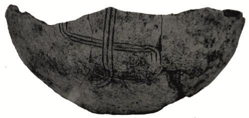 kazıma bezeme tekniği ile yapılmıştır (Goldman, 1956:159-160). Kat. No.28a, kabın üzerinde kolları sağa dönük Gamalı Haç (Swastika) motifi yer almaktadır (Res.