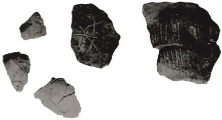 kolları sağa dönük Gamalı Haç (Swastika) motifi yer almaktadır. Motif biçim olarak etrafı üç şeritlidir (Goldman, 1956:160). (Res. 37c) (Lev.11/28b). Resim 37d: Tarsus-Gözlükule Kap Parçası.