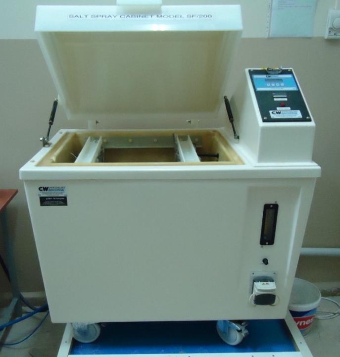 Şekil 6.31 : Deneylerde kullanılan tuz püskürtme kabini. Tuz püskürtme deneyleri EN ISO 9227 Corrosion test in artificial atmospheres Salt sprey tests standardına uygun olarak yapılmıştır.