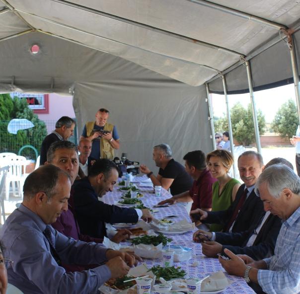 Lahmacun gününde biraraya gelindi Yalıköy İlkokulu ve Ortaokulu Okul Aile Birliği tarafından düzenlenen Lahmacun Günü etkinliği yoğun katılımla gerçekleştirildi.