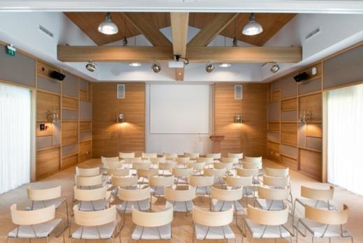 150 m² lik toplantı salonu ikiye bölünebilme opsiyonu ile 85 m² ve 65 m² olmak üzere iki ayrı toplantı