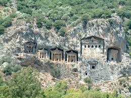 DESTİNASYON HAKKINDA Göcek, geçmişte Likya uygarlığının gelişmiş iki kenti olan Telmesos (Fethiye) ve Kaunos (Dalyan) arasında kalmış bir Likya yerleşimidir.