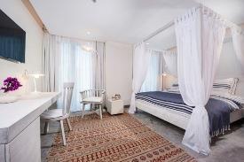 Standard Oda Otelin birinci katında bulunan odalar balkonsuz olup, 27-34 m² büyüklüğündedir. Max.