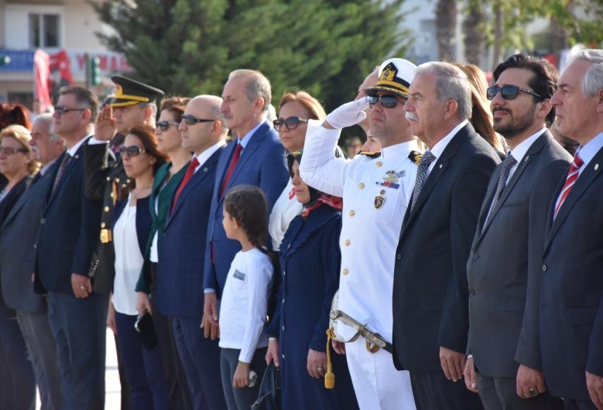 Başkanı kurduğu Deniz Cumhuriye annesi Fatma Öner'e Atabay'ın verdirdi.