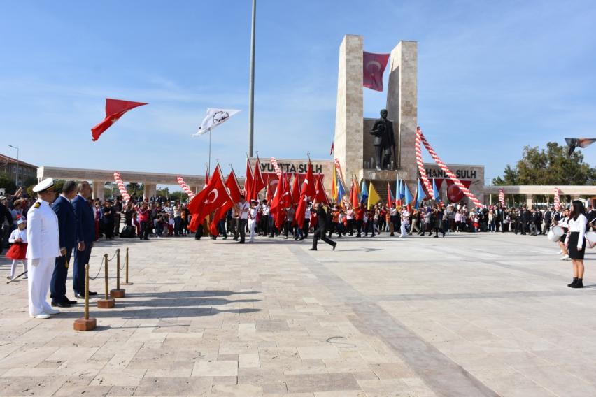 günü Kaymakamlık binasında Didim Kaymakam İskender Yönden tarafından verilen Cumhuriyet Bayramı resepsiyonuna