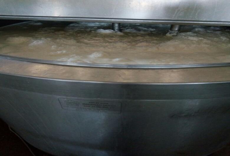 3.GÜN ( Yoğurt üretimi için kaynar durumda olan süt ) YOĞURT ÜRETİMİ Süt soğutma takında bekleyen sütün analizleri yapılır.75 C de pastörizasyona alınır.