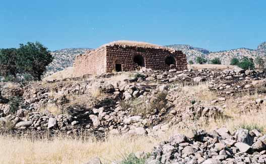 yy da inşa edilmiş olmalıdır. Cami dıştan 9.25 X 9.60 m. ölçülerinde mihrab paralel iki sahınlı bir harim ile önünde işlevi tam belli olmayan bir mekandan oluşmaktadır.