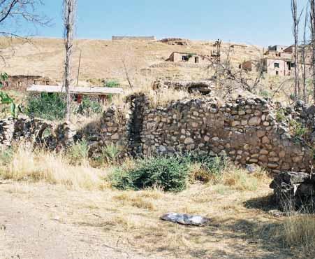 yy ın sonlarında yapılmış olmalıdır. Medrese, doğu-batı yönünde 6.40 X 29.90 m. ölçülerinde uzanan düzgün olmayan dörtgen planındadır.