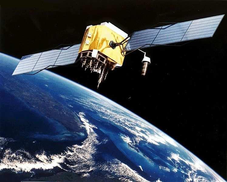 4 2. KÜRESEL NAVİGASYON UYDU SİSTEMLERİ (GNSS) 1978 yılında ilk GPS uydusunun yörüngeye yerleştirilmesinden itibaren bu alandaki çalışmalar hızla devam etmiş ve bunun sonucunda yeni sinyaller ve