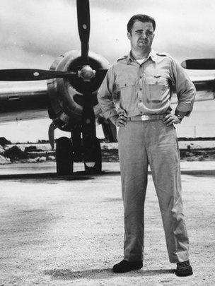 Nagasaki'ye atom bombasını atan Bockstar uçağının pilotu Charles Sweeney. Ancak 'Büyük Kokuşuk' bir türlü hazır hale getirilemiyordu.