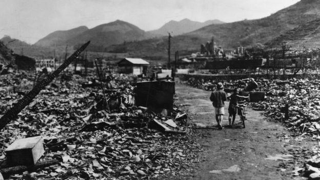 felaketten uzaklaşmaya başlamıştı. 'Şişman Adam' 12'yi 2 dakika geçe Nagasaki'ye düştü.