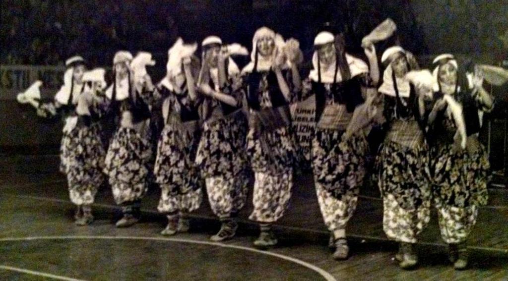 Şekil-44 : 1977 yılı Milliyet Liselerarası Müzik ve Halkoyunları Yarışması Avusturya Kız Lisesi Bitlis Ekibi (Üstün Gürtuna'nın kişisel arşivinden) Celal Aslan da o yıllarda Eczacıbaşı İlkokulu,