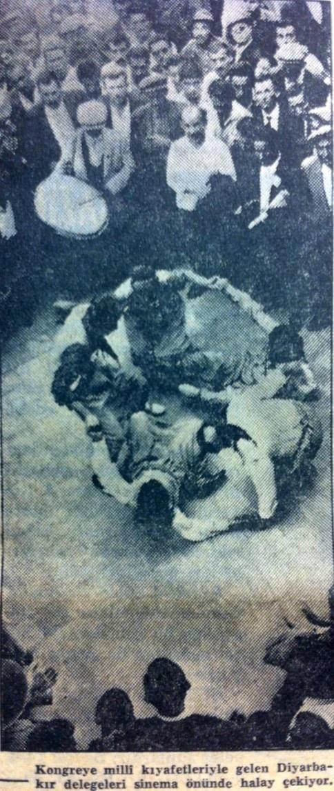 Şekil-49 : 31 Temmuz 1965 tarihli Milliyet Gazetesi küpürü (Fotoğrafın altında; 'kongreye milli kıyafetleriyle gelen Diyarbakır delegeleri sinema önünde halay çekiyor' yazıyor.