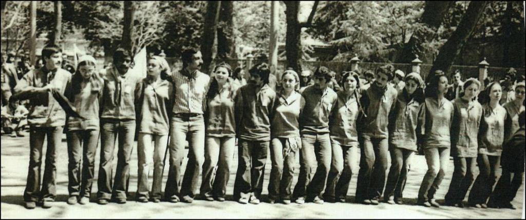 Şekil-52 : 1 Mayıs 1977 yılı Dostlar HASAD Taksim'de Yukarıdaki fotoğrafın çekildiği sırada HASAD ile birlikte yürüyen Musa Uzunkaya o günü şöyle anlatıyor; "1 Mayıs 77'de Taksim'e Levent'ten