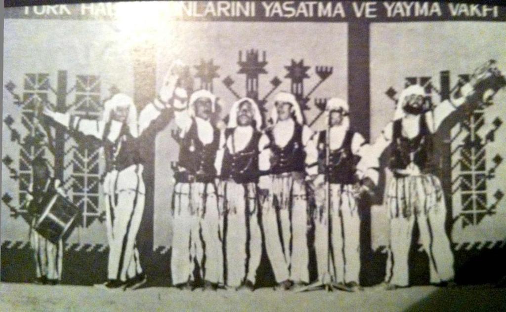 Şekil-20 : 1966 yılı Yapı Kredi Bankası Halk Oyunları Bayramı Muş Ekibi (Üstün Gürtuna'nın kişisel arşivinden) Türk Devrim Ocakları'nda yaklaşık 10 yıl halk dansları çalışması yürüten Aylin