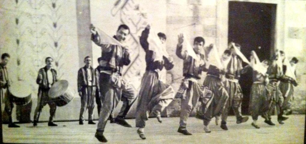 Şekil-26: 1966 yılı Yapı Kredi Bankası Halk Oyunları Bayramı Edirne Ekibi (Üstün Gürtuna'nın kişisel arşivinden) (Sol baştaki Sabahattin Türkoğlu) 1960lar boyunca İstanbul'daki halk dansları