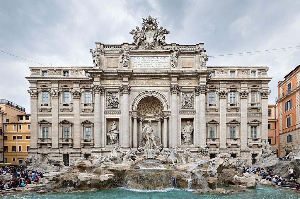 Roma'da Poli Sarayı'nın bir kenarına Nicolò Salvi tarafından Klasik ve Barok karışımı olarak yapılmış, dünyadaki en ünlü çeşmelerden birisidir.