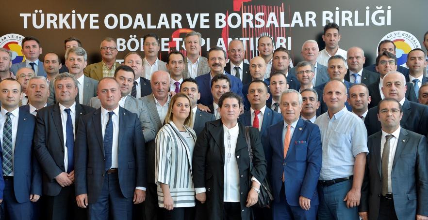 Rifat Hisarcıklıoğlu'nun ev sahipliğindeki toplantıda oda, borsalar ve TOBB'un iş dünyası için yaptığı faaliyetler m a s a y a y a t ı r ı l d