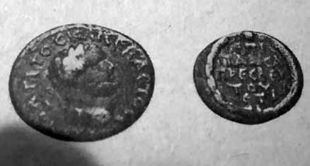 Ön yüzünde; çok düzgün imparator portresinin çevresinde IMP(erator) C(aesar) FVL(vius) QUİETUS P(ius) F(elix) AUG(ustus) yazılmış.