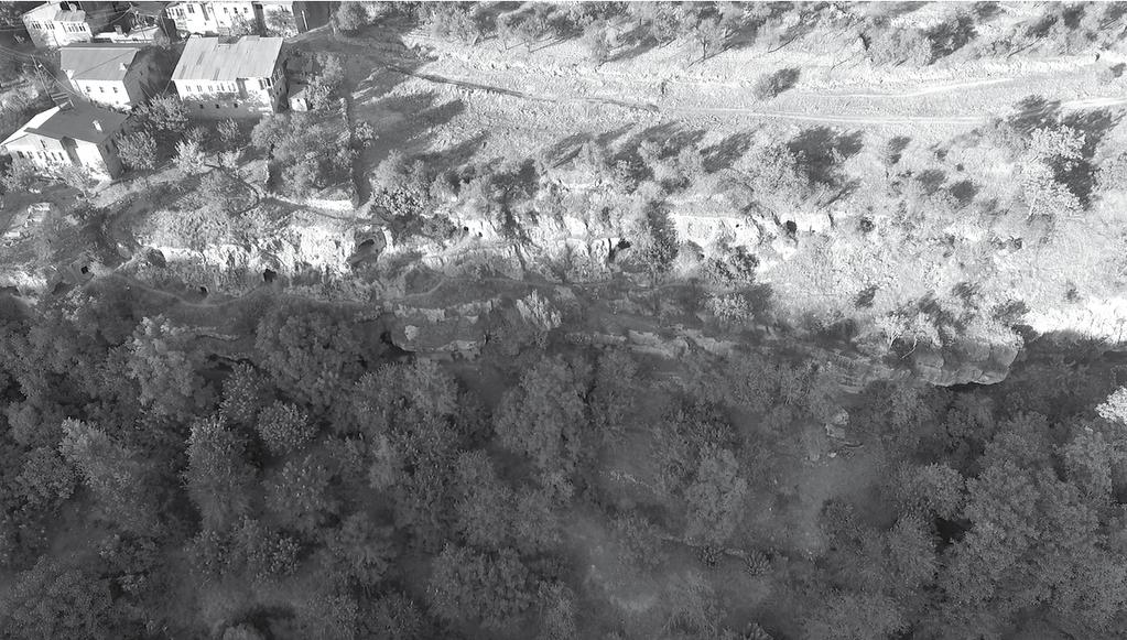 Res. 19b: Kaya mezarlarının bulunduğu kayalık alanın havadan genel görünümü (Foto: Halil Tanrıvermiş).