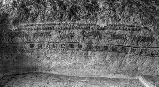 Kaya mezarının dış kapısının üstünde olasıyla mezar yazıtının bulunduğu düzgün bir kare alan bulunmaktadır (Res. 27).
