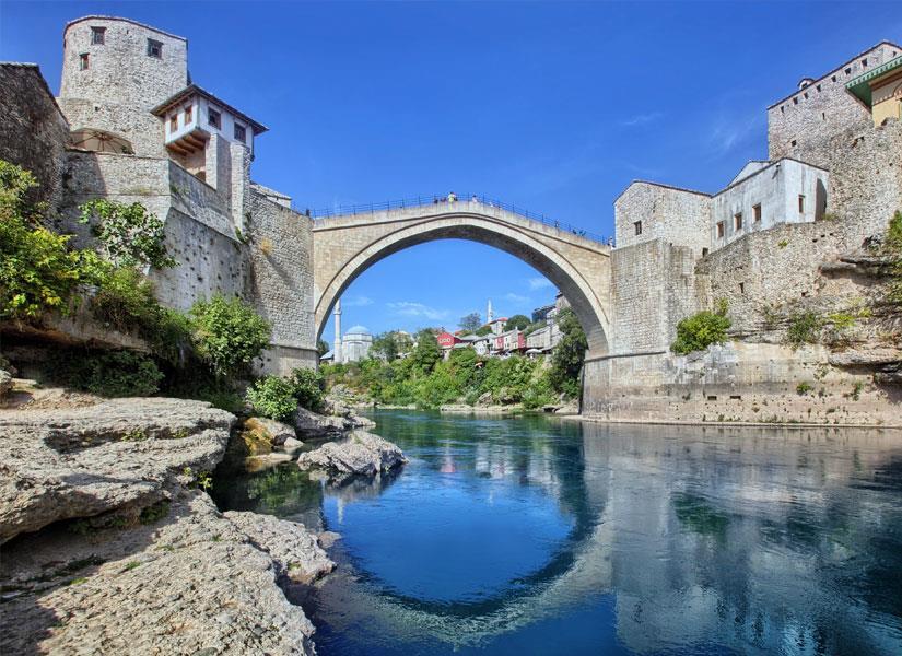 Mostar Köprüsü 1566 da inşa edildi. Mimar Hayreddin in eseri Bosna Hersek te yer alır.