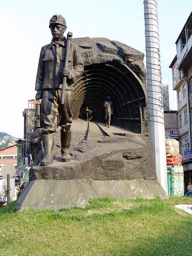 ZONGULDAK KARA ELMAS Türkiye de ilk kömür madeni 1829 da Zonguldak ta çıkarılmıştır. II.