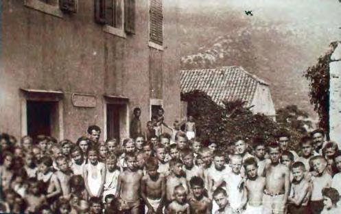 Radnici Solane sa porodicama i učitelji škole Franjo Rezač na prvomajskom izletu u Bukinju (1952) Djeca solanskih radnika u Zatonu na moru (1952) Solana je petogodišnji plan ispunila u potpunosti.