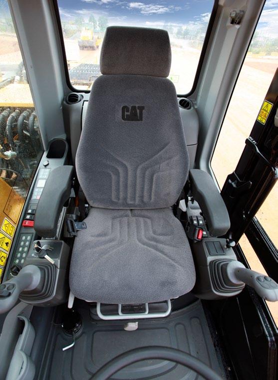 Konforlu koltuk; pasif koltuk iklim kontrolü, operatörün ağırlığına göre otomatik olarak ayarlanabilen havalı süspansiyon, bel desteği ve bir koltuk ısıtma cihazı ile donatılmıştır.