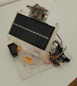 LDR sensörleri üzerine düşen güneş ışınları sensörün direnç değerini değiştirir ve bu değerler Arduino Uno R3 mikrodenetleyicisinde işlenerek