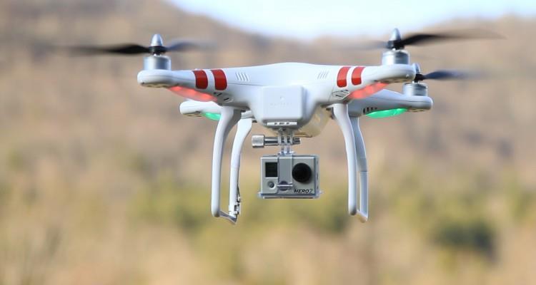 DRONE LAR VE YARDIMCI ROBOTLAR Drone, bir uzaktan kumanda ya da yazılımsal yönetim ile kolayca yönlendirilebilen İnsansız Hava Aracı.
