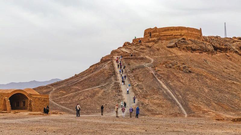 Persepolis Müzesi i ve kral mezarları Nakş-ı Rüstem arkeolojik alalarıı geziyoruz. Ardıda Şiraz a varıyoruz. Geceleme Şiraz daki otelimizde.