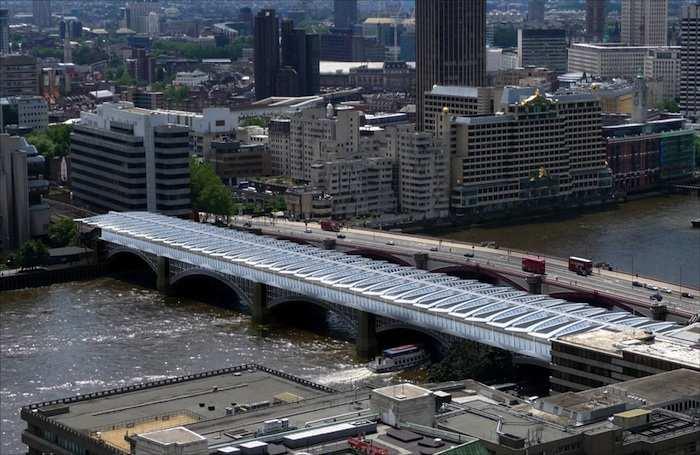 6000 m 2 yer kaplayacağı bildirilen güneş panelleri ile Londra'daki Thames nehri üzerinde bulunan Blackfriars Köprüsü Londra'nın en büyük güneş çatısı
