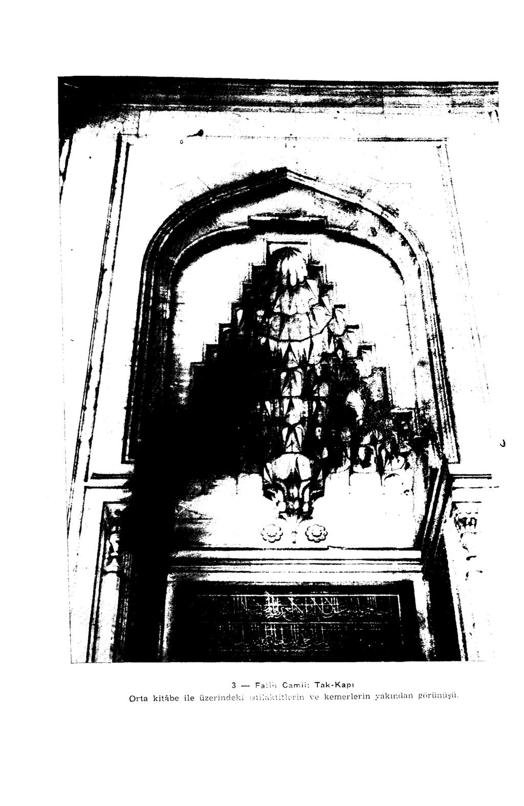 3 Faii'i Camii: Tak-Kapı Orta kitabe ile