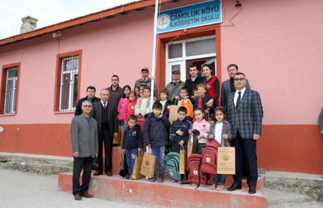 Daha temiz daha yeşil bir çevre için miniklere eğitim Küçük yaştaki öğrencilere çevreyi koruma bilincini aşılamak amacıyla geri dönüşüm eğitimi ve katılım sertifikası verildi.