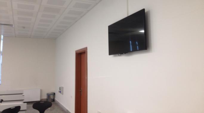 öğrenciler için geniş ekran televizyon