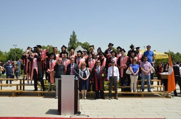 Mezunların İş İmkanları ve Mesleki Profili Fizikçiler ileri teknolojilerin temelini oluşturan bilgi üretim süreçlerinde, yeni bilimsel buluşların uygulamaya geçirilmesinde ve uygulamada ortaya çıkan