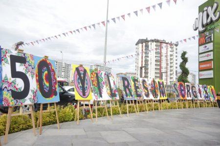 Yaşam Merkezinde gerçekleştirdiğimiz resim sergimizin açılışını; yöneticilerimiz, öğretmenlerimiz, velilerimiz, öğrencilerimiz ve sanatseverlerin yoğun katılımıyla gerçekleştirdik.