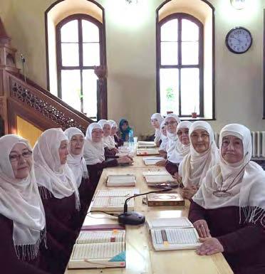 Kurslara katılan 12 hanım Kuran-ı Kerim okumayı, kısa süreler ve dini bilgiler öğrendiler.