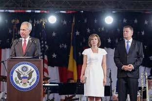 La recepţia oferita de Ambasadorul SUA în România, domnul Hans Klemm şi de soţia sa Mari Klemm au participat Preşedintele României, domnul Klaus Iohannis, premierul Dacian Cioloş, parlamentari,