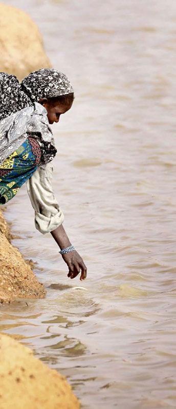Su Afrikalı Annenin yarım gününü alıyor Afrikalı kadınlar sırtlarına bağladıkları