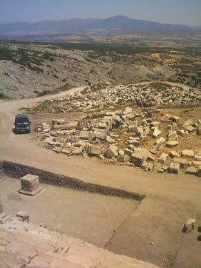 Şekil 4.2: Stadyumun doğusundaki tahrip olmuş (sol) ve batısındaki sağlam (sağ) tribün sıralarından bir görünüm (Bakış yönü GD) 4.2. Güncel Depremler Burdur Fethiye Fay Zonu güneybatı Anadolu da tektonik olarak oldukça önemli bir konuma sahiptir.