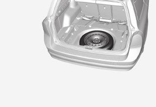 05 Yolculuk esnasında Aracın çekilmesi Çekme halkasının takılması 1 XC70 için: Tampondaki kapağın alt kenarını bir tornavida veya bozuk para kullanarak açınız.