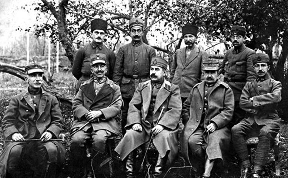 2 Eylül de esir alınan Yunan Ordusu komutanları: soldan sağa 4. Tümen komutanı Dimaras, 1. Kolordu komutanı (Başkumandanlığına yeni tayin edilen) Trikupis, Kurmay Albay Adnan Bey, 2.