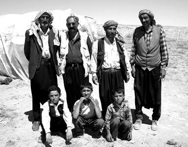 Kurdên Swêregî li gundê Beşkardeşê Burunaxin, ev 80ê sal e hatine, hîn jî ji wan re dibêjin gundê mihaciran. Li ber çavê wan ew hin bicih nebûne. Bi vê programa em ê wan nêzikî hev bikin.